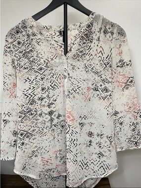 Maurices Women’s XS Geometric Print White Black Peach 3/4 Sleeve Blouse
